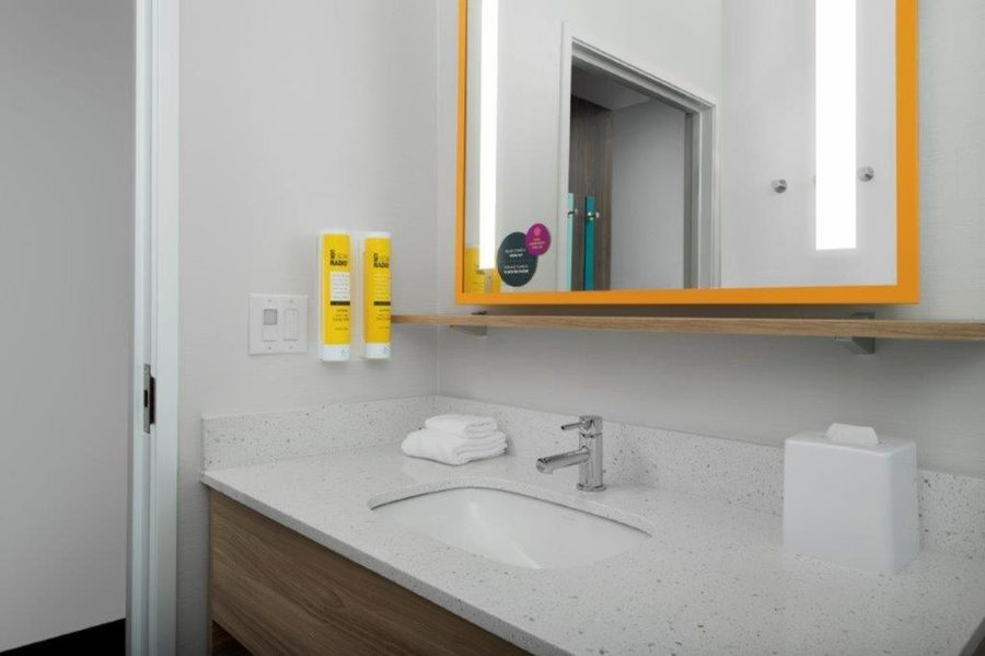 Tru by Hilton San Antonio Lackland SeaWorld — Bathroom