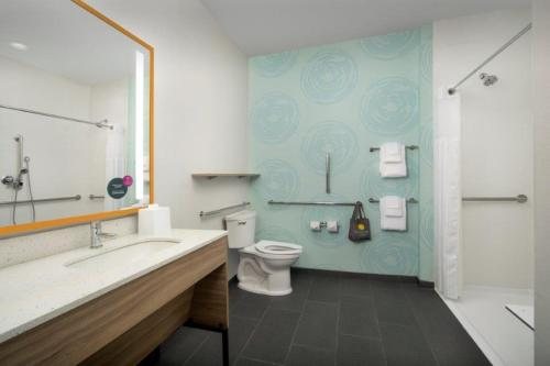 Tru by Hilton San Antonio North — Bathroom