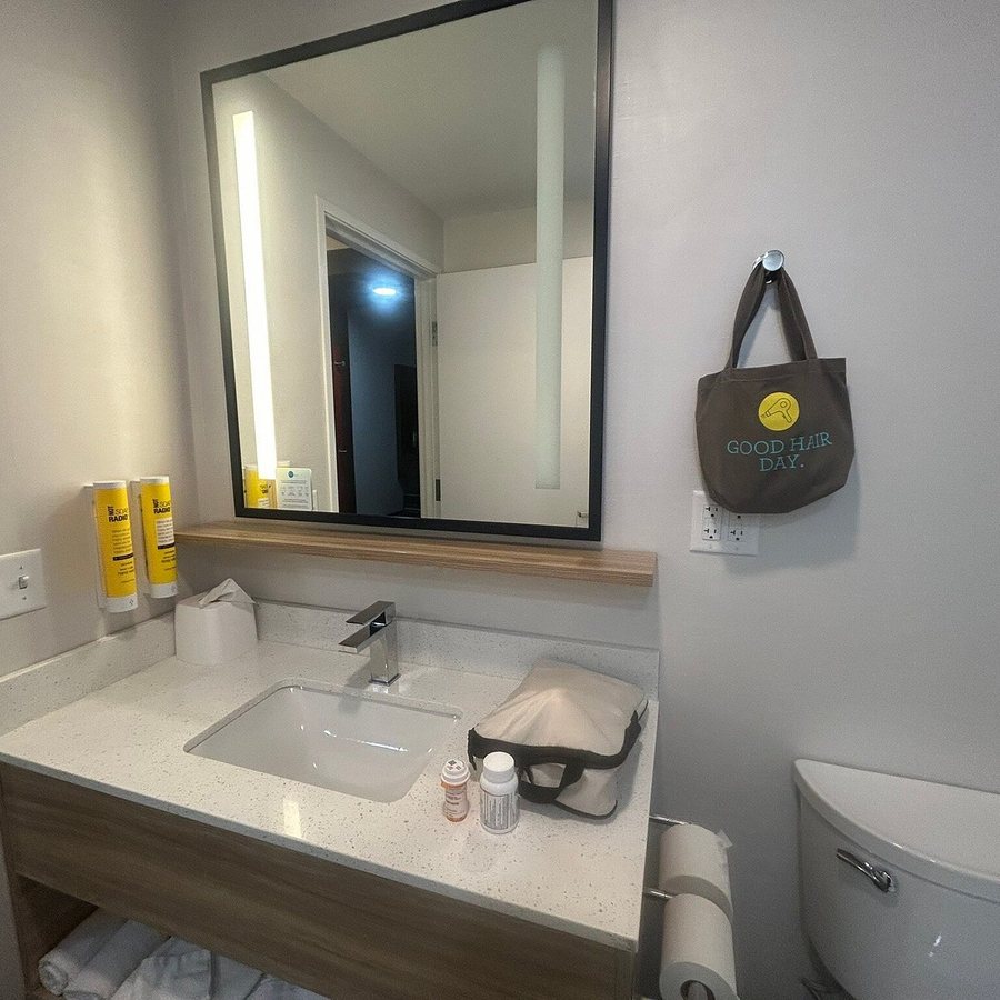 Tru by Hilton Santee — Bathroom