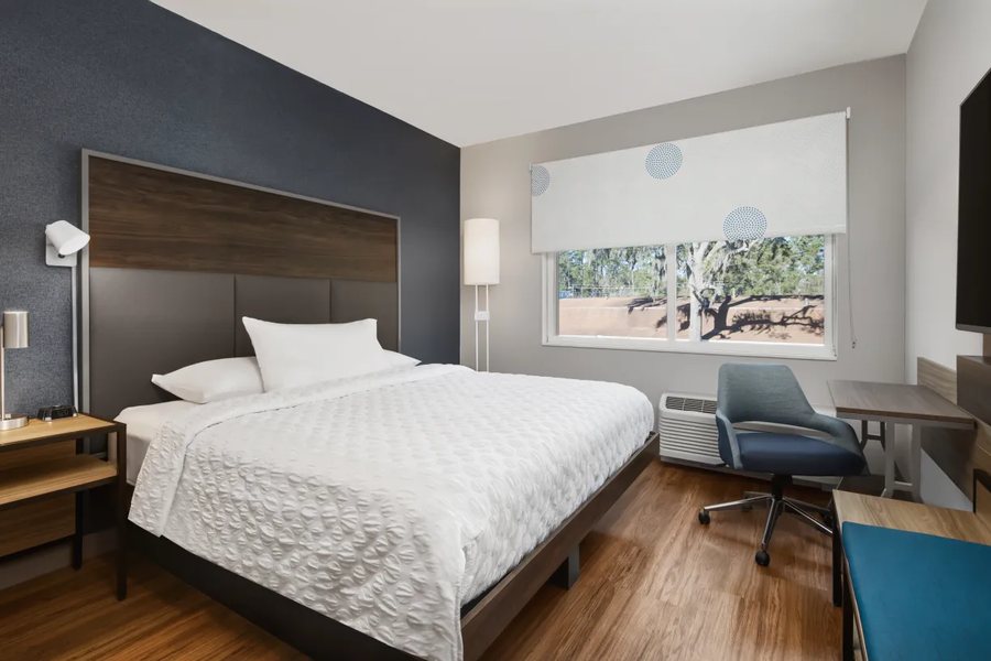 Tru By Hilton Savannah Midtown — Guest room