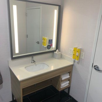 Tru by Hilton Sharonville Cincinnati — Bathroom