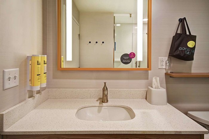 Tru by Hilton Smyrna Nashville — Bathroom