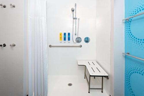 Tru By Hilton Spartanburg — Bathroom