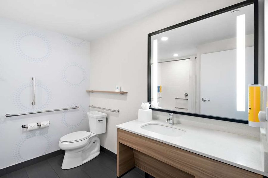 Tru by Hilton Spokane Valley — Bathroom