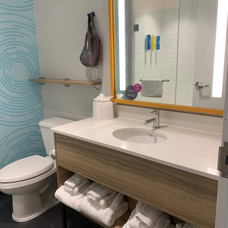 Tru by Hilton St George — Bathroom