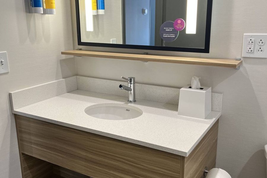 Tru By Hilton St Louis Downtown — Bathroom