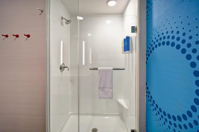 Tru by Hilton Stuttgart — Bathroom