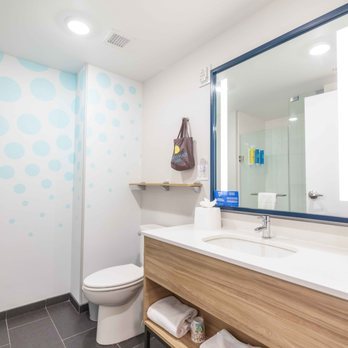 Tru by Hilton Syracuse North Airport Area — Bathroom