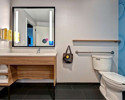 Tru By Hilton Tahlequah — Bathroom