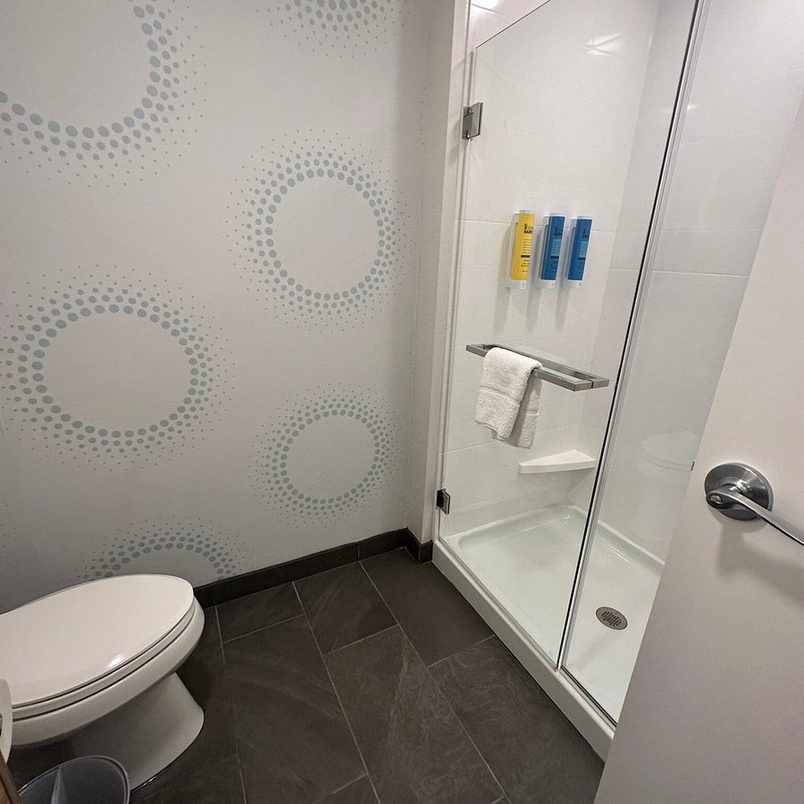 Tru by Hilton Traverse City — Bathroom