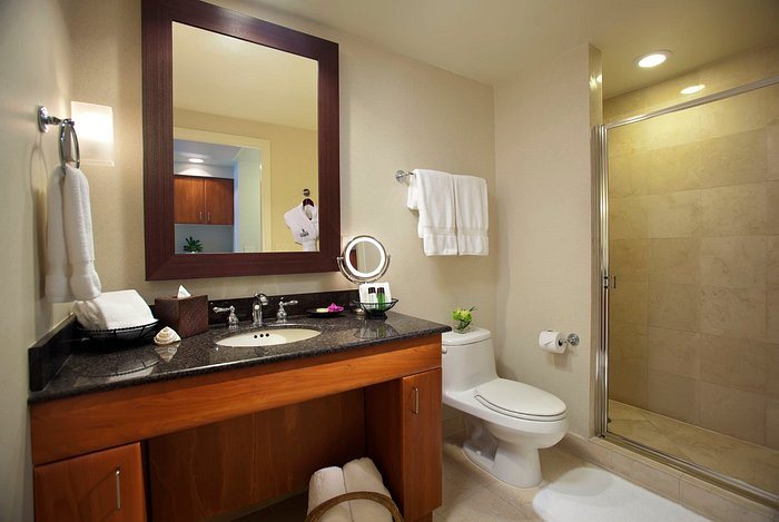 Trump International Beach Resort — Bathroom