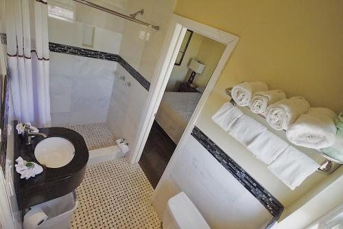 Trylon Hotel Los Angeles California — Bathroom