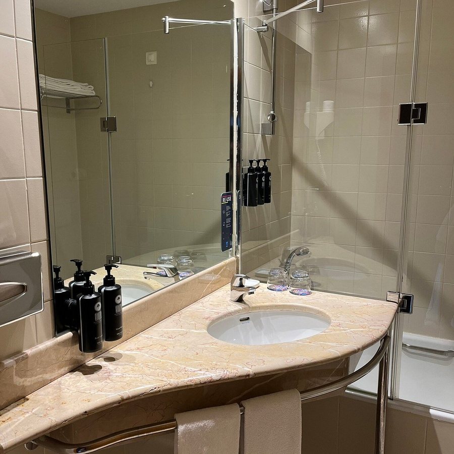 TRYP by Wyndham Porto Centro Hotel — Bathroom