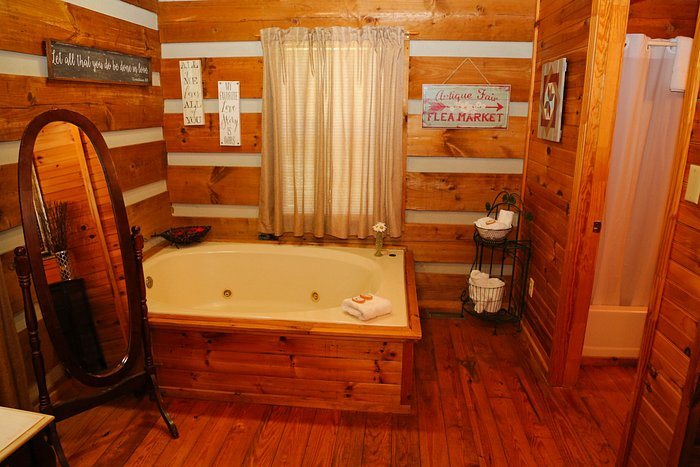 Tuckaleechee Retreat Center and Cabins — Bathroom