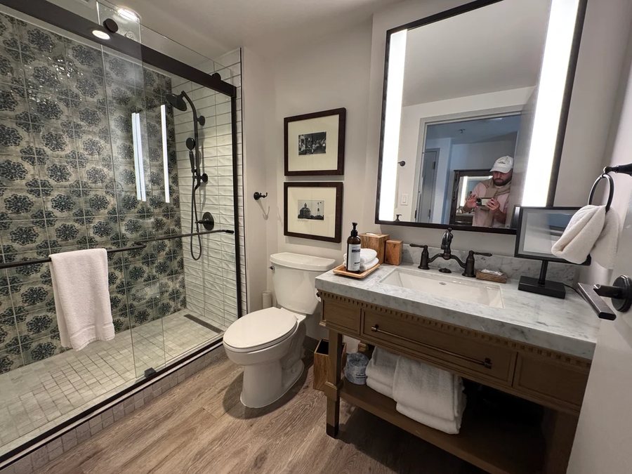 Tucker Hill Lodge — Bathroom