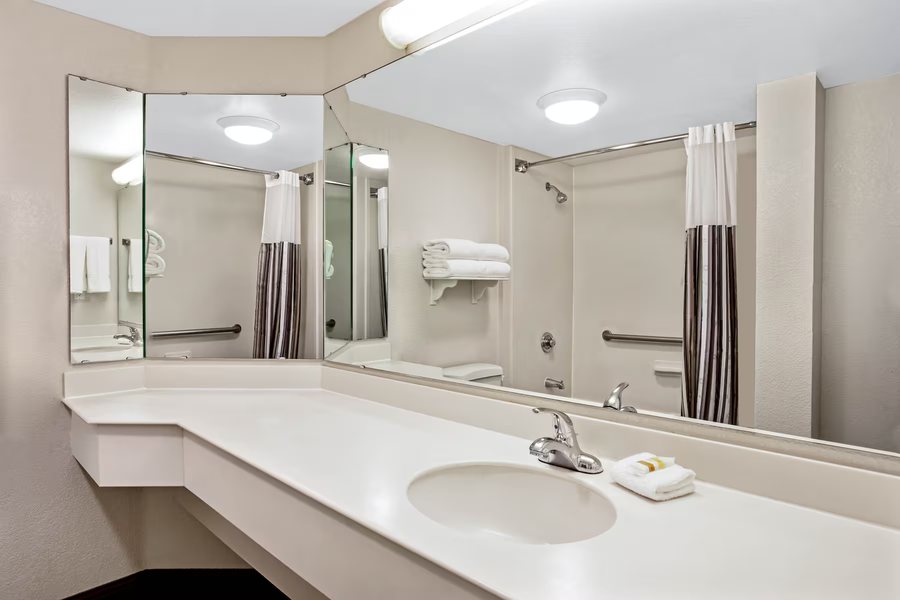 Tucson Int l Airport Hotel Suites — Bathroom