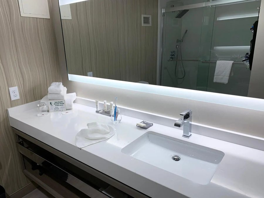 Tucson Marriott University Park — Bathroom