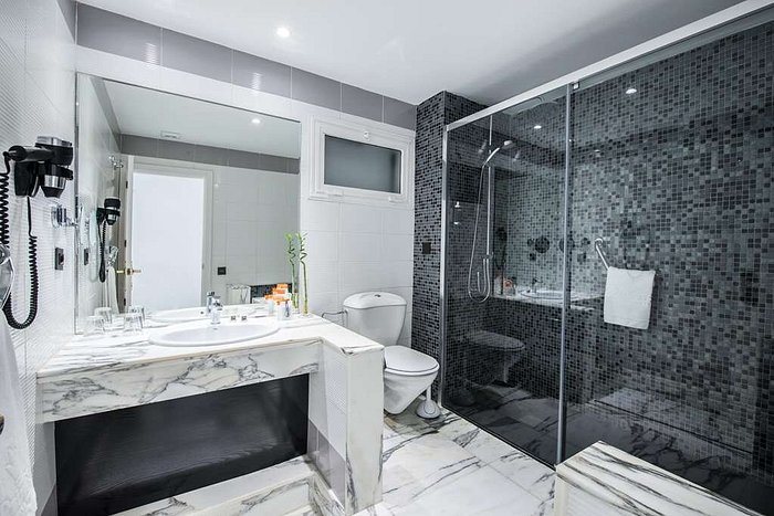 TUI BLUE Suite Princess — Bathroom
