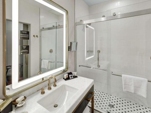 Tulsa Club Hotel Curio Collection by Hilton — Bathroom