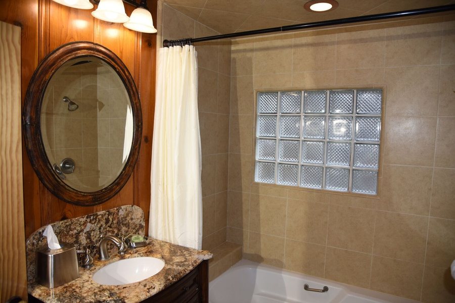 Tuolumne Meadows Lodge — Bathroom