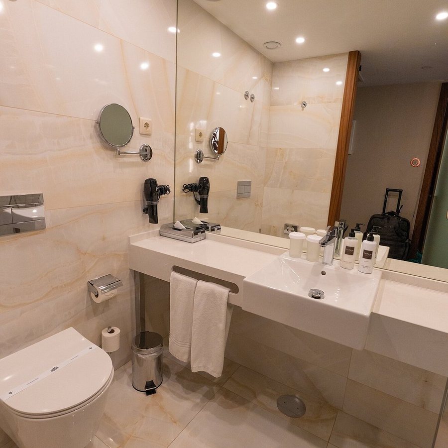 TURIM Oporto Hotel — Bathroom