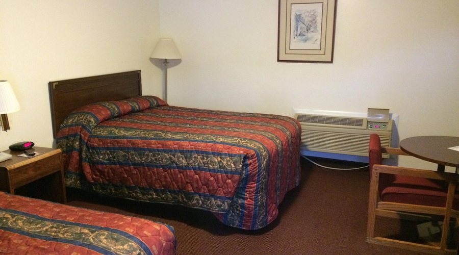 Turnpike Motel — Guest room