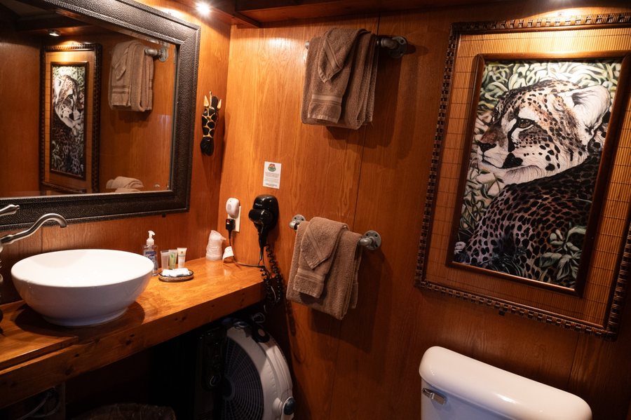 Turpentine Creek Wildlife Refuge Lodging — Bathroom