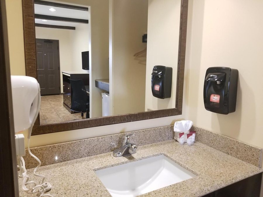 Tuscan Garden Inn Los Angeles California — Bathroom