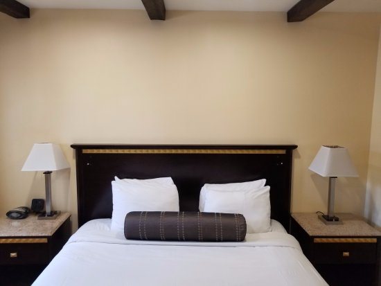 Tuscan Garden Inn Los Angeles California — Guest room