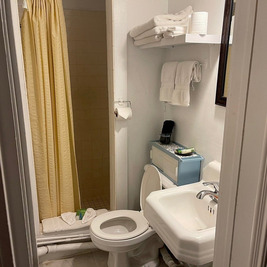 Tween The Lakes Motel — Bathroom