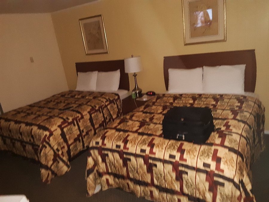 Tween The Lakes Motel — Guest room