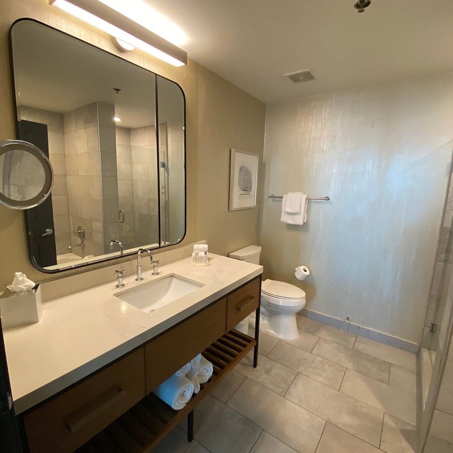 Twelve Midtown Autograph Collection — Bathroom