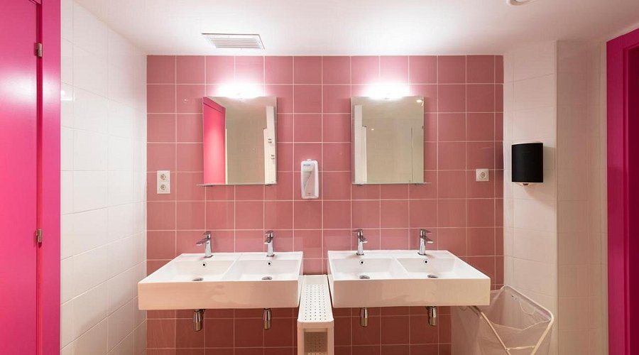 Twentytu Hostel Barcelona Barcelona Catalonia — Bathroom