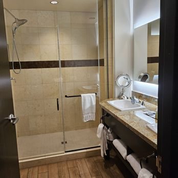 Twin Arrows Navajo Casino Resort — Bathroom