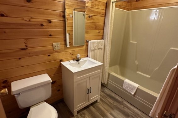Twin Birches Resort Cottages — Bathroom