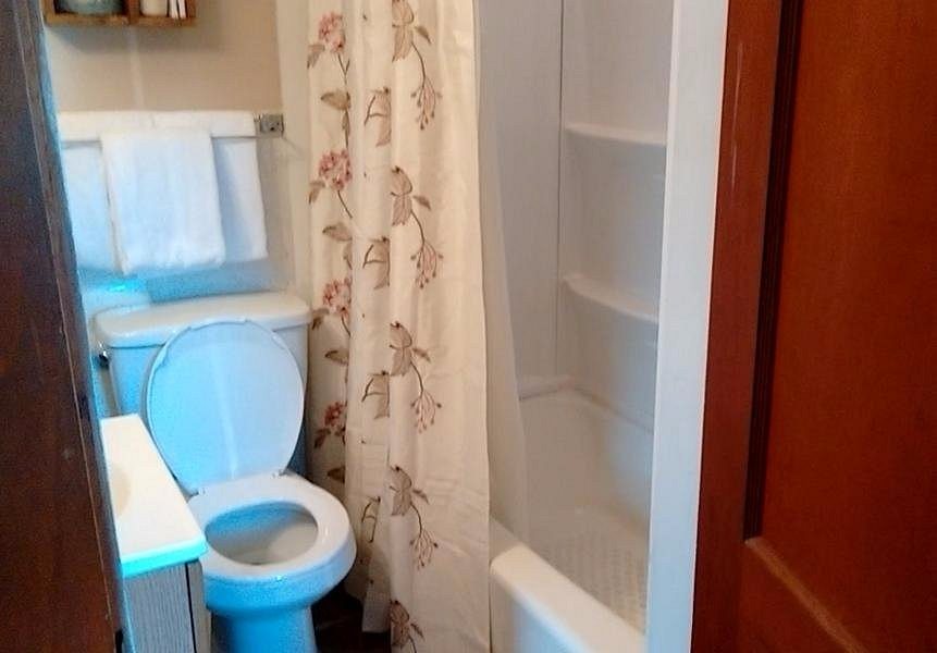Twin Mountain Motor Court RV Park — Bathroom