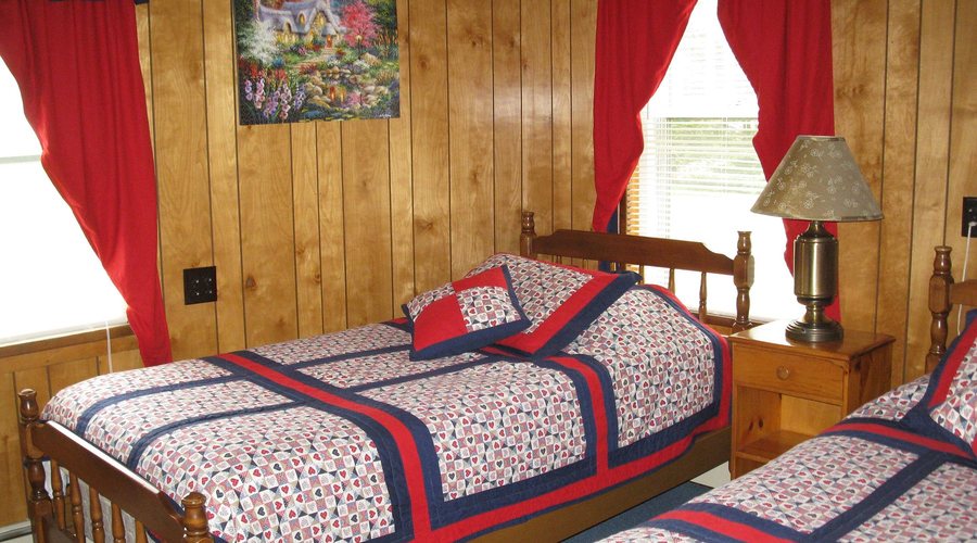 Twin Mountain Motor Court RV Park — Guest room