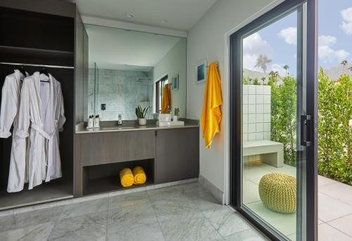 Twin Palms Resort A Gay Men s Resort — Bathroom