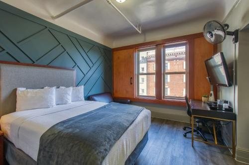 Twin Peaks Hotel — Guest room