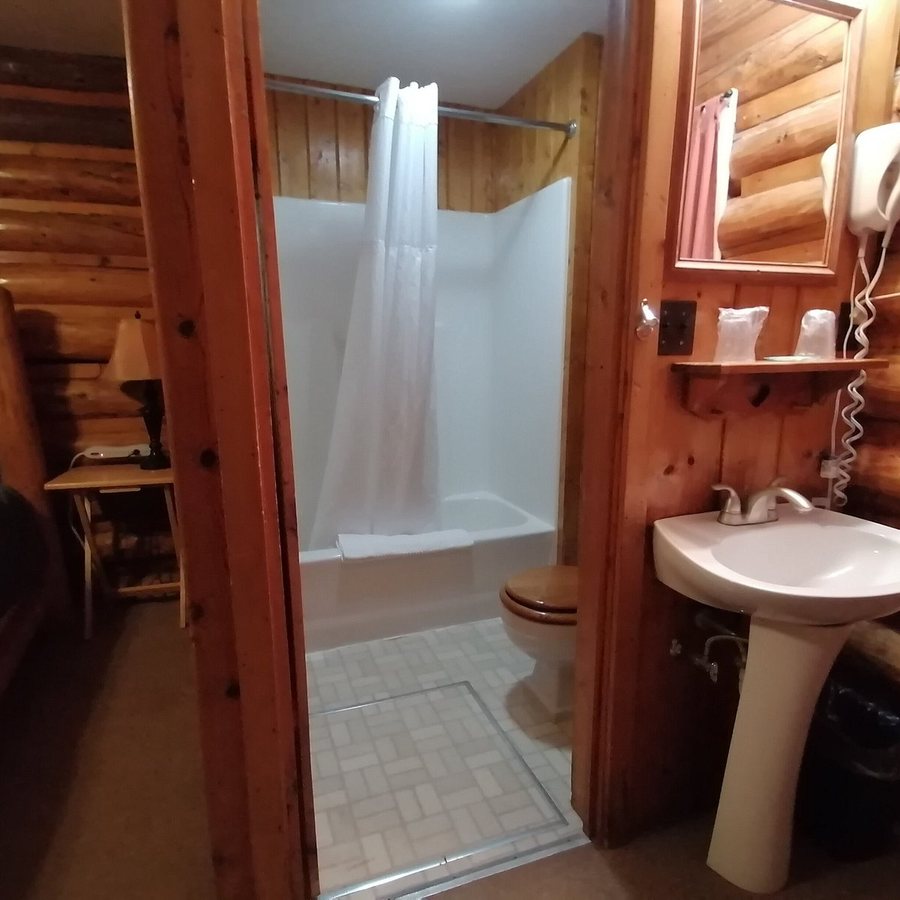 Twin Pines Lodge And Cabins — Bathroom