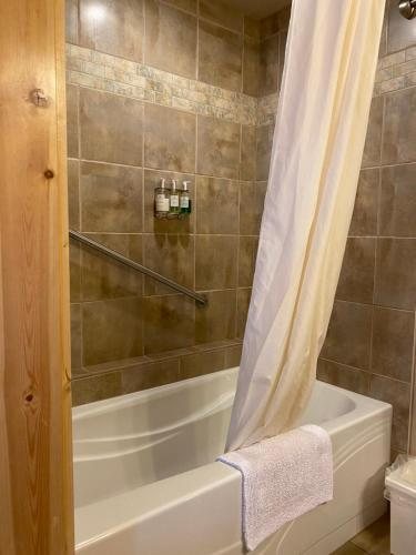 Twisp River Suites — Bathroom
