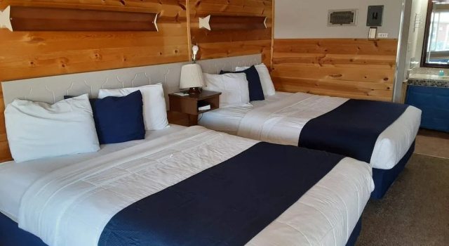 Two Rivers Inn West — Guest room