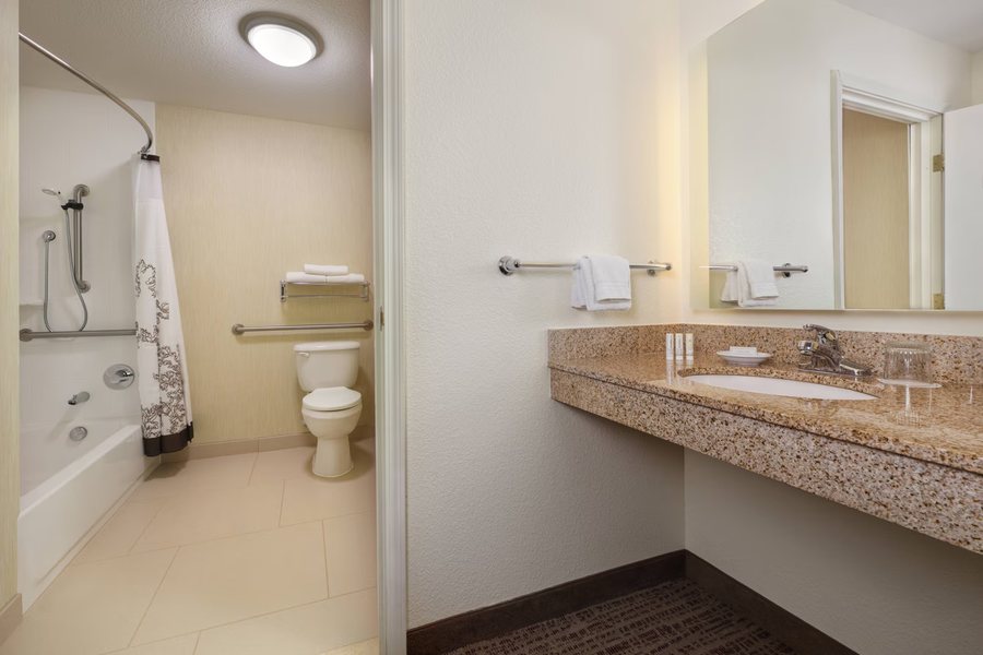 Two Rivers Winery Chateau — Bathroom