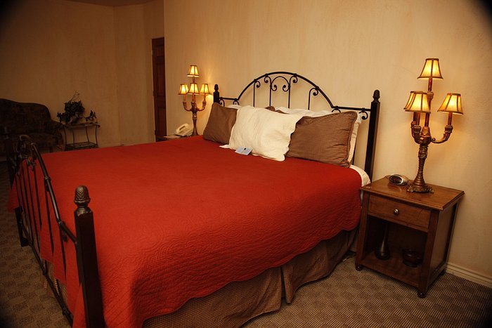 Two Rivers Winery Chateau — Guest room