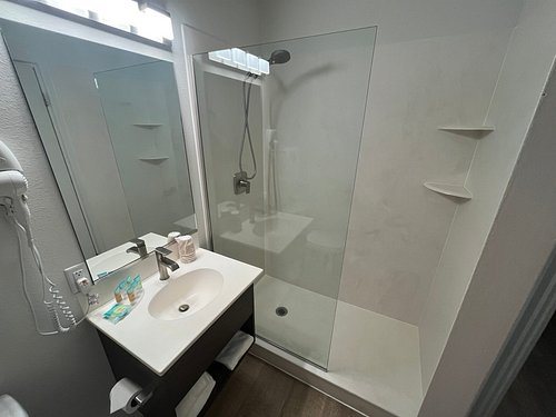 Two Sunsets Hotel — Bathroom