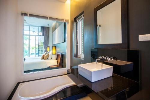 Two Villas Holiday Oxygen Style Bangtao Beach — Bathroom