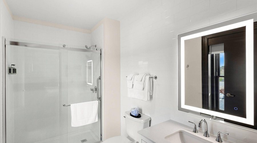 Tygart Hotel Ascend Hotel Collection — Bathroom
