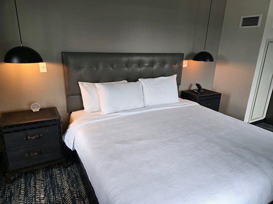 Tygart Hotel Ascend Hotel Collection — Guest room