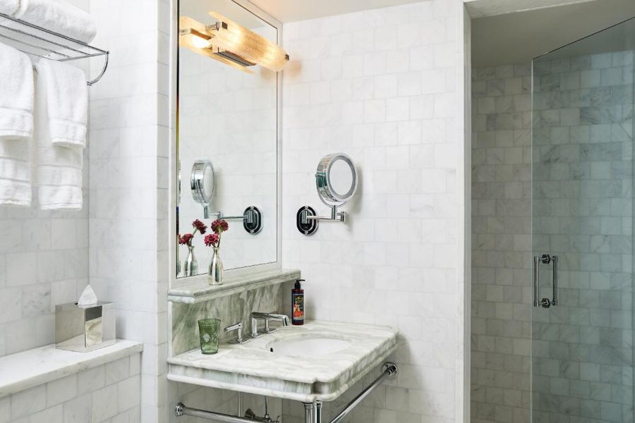 U Hotel Fifth Avenue — Bathroom