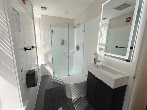 U Street Hostel — Bathroom